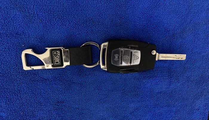 2019 Mahindra XUV300 W6 1.2 PETROL, Petrol, Manual, 27,307 km, Key Close Up