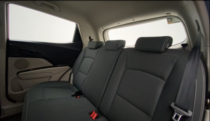 2019 Mahindra XUV300 W6 1.2 PETROL, Petrol, Manual, 27,307 km, Right Side Rear Door Cabin