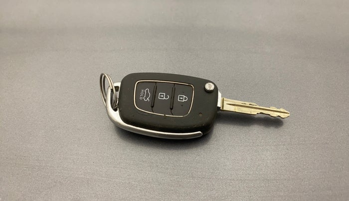 2018 Hyundai Xcent SX 1.2, CNG, Manual, 1,33,725 km, Key Close Up