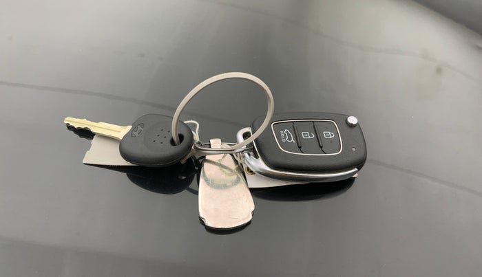 2023 Hyundai VENUE S 1.2, Petrol, Manual, 30,571 km, Key Close Up