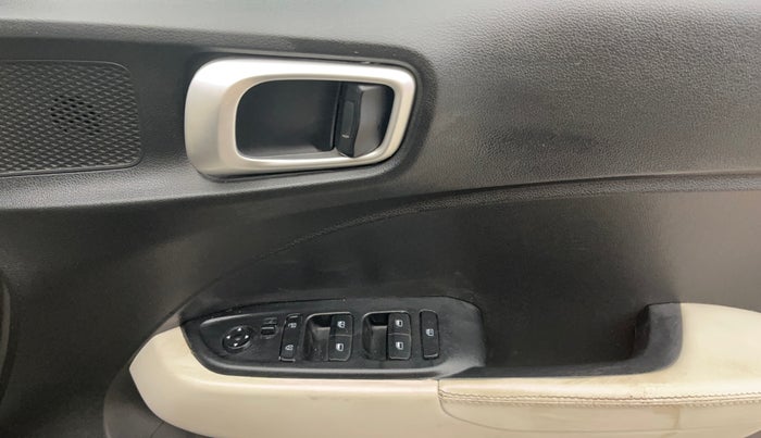 2023 Hyundai VENUE S 1.2, Petrol, Manual, 30,571 km, Driver Side Door Panels Control