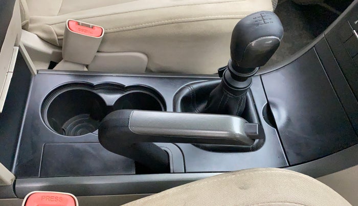 2016 Mahindra XUV500 W6, Diesel, Manual, 56,975 km, Gear lever - Hand brake lever cover torn