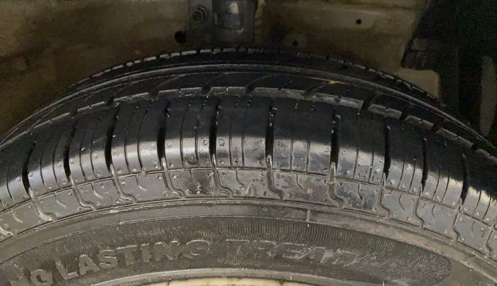 2016 Maruti Swift LXI (O), Petrol, Manual, 57,222 km, Right Front Tyre Tread