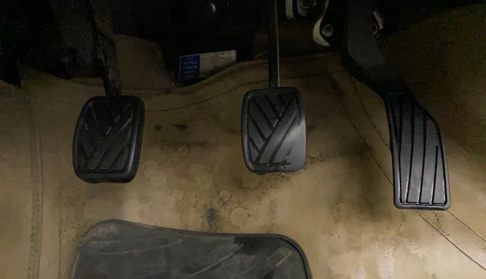 2016 Maruti Swift Dzire VXI, CNG, Manual, 1,09,405 km, Pedals