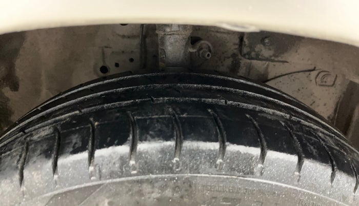 2014 Honda Brio S MT, Petrol, Manual, 71,771 km, Right Front Tyre Tread