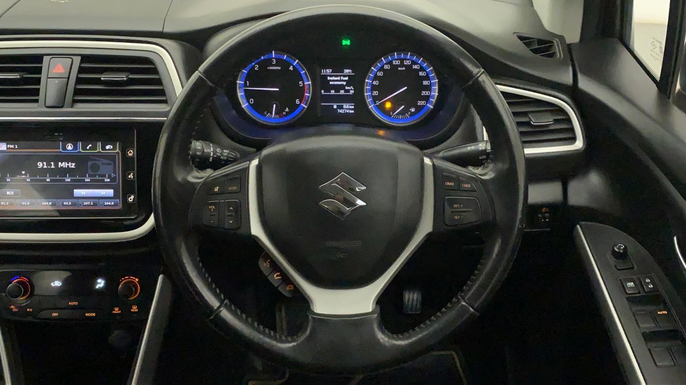 2015 Maruti S Cross ALPHA 1.3, Diesel, Manual, 74,274 km, Steering Wheel Close Up