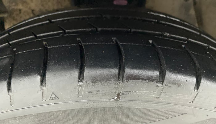 2020 Toyota Innova Crysta 2.4 GX AT 7 STR, Diesel, Automatic, 77,352 km, Left Front Tyre Tread