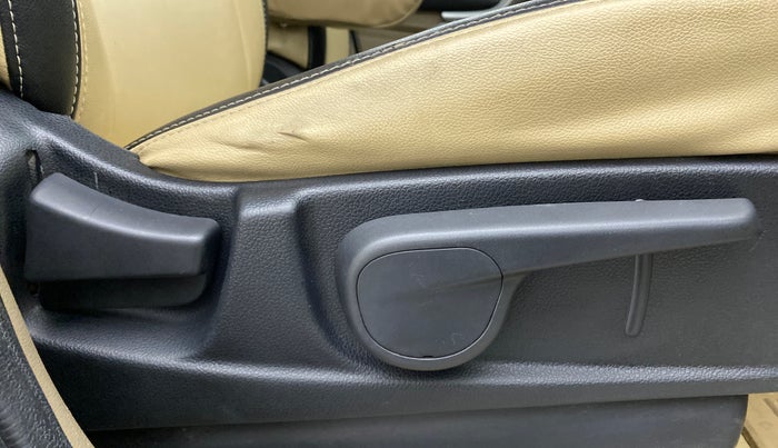 2018 Mahindra TUV300 T10, Diesel, Manual, 61,221 km, Driver Side Adjustment Panel