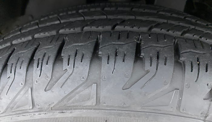 2018 Mahindra TUV300 T10, Diesel, Manual, 61,221 km, Right Front Tyre Tread