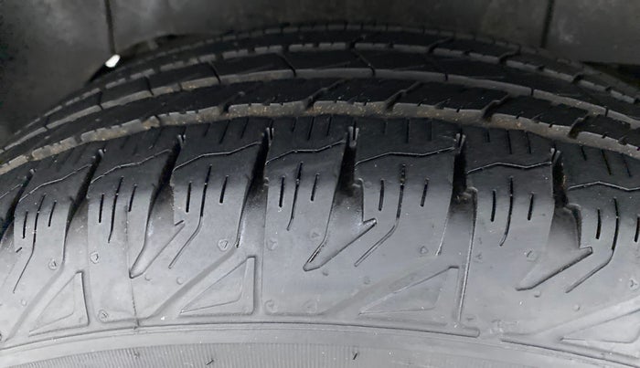 2018 Mahindra TUV300 T10, Diesel, Manual, 61,221 km, Right Rear Tyre Tread