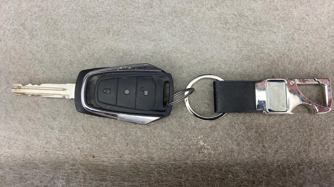 2016 Mahindra Kuv100 K6 6 STR, Petrol, Manual, 54,562 km, Key Close Up