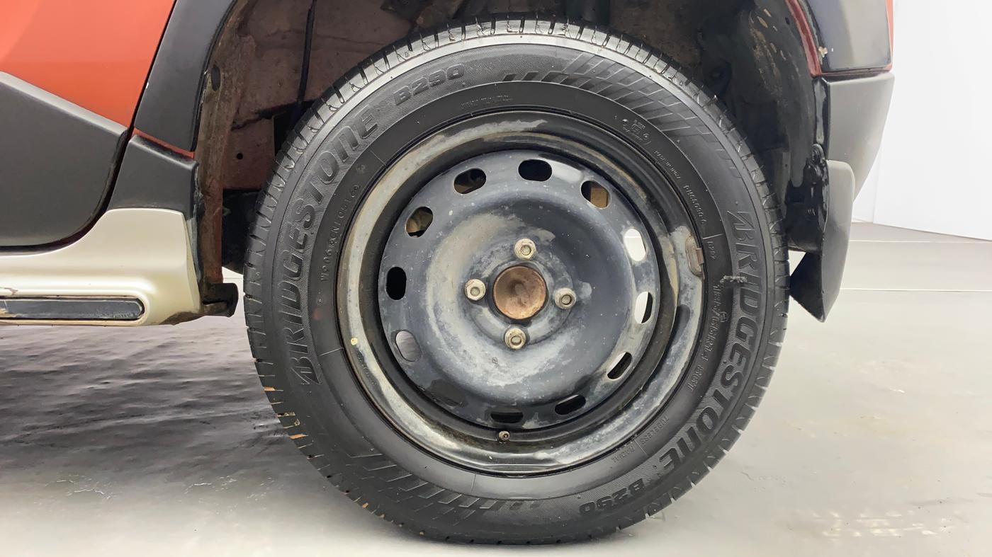 2016 Mahindra Kuv100 K6 6 STR, Petrol, Manual, 54,562 km, Left Rear Wheel