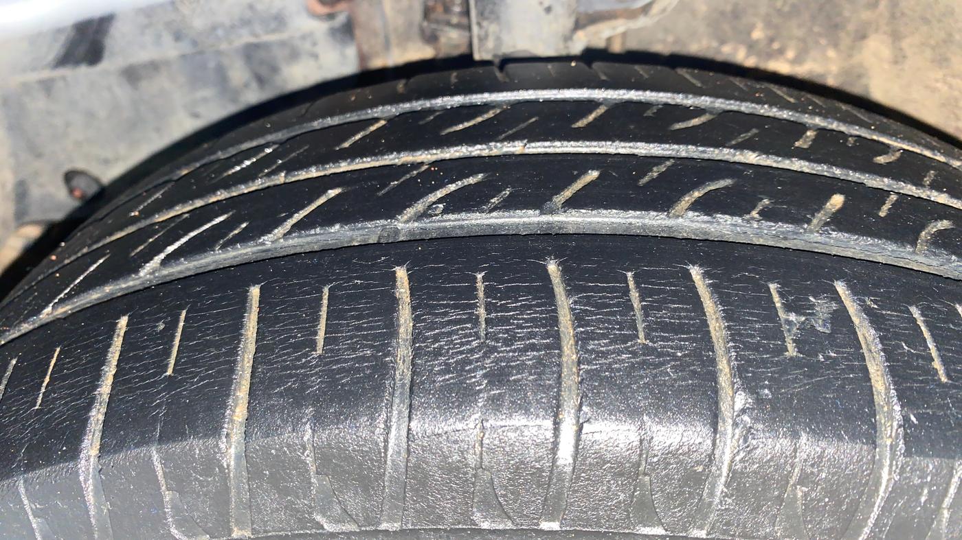 2016 Mahindra Kuv100 K6 6 STR, Petrol, Manual, 54,562 km, Left Front Tyre Tread