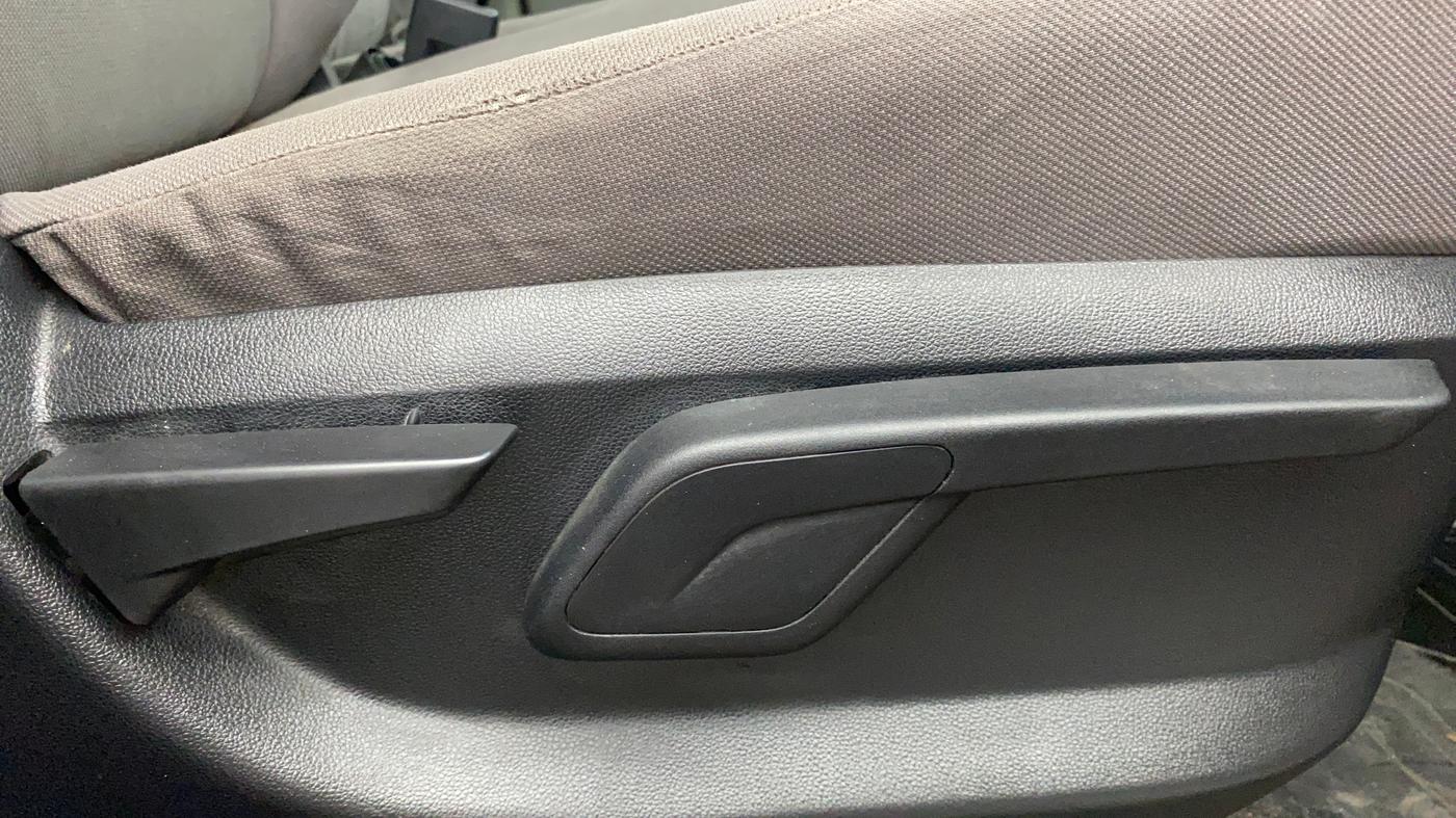 2016 Mahindra Kuv100 K6 6 STR, Petrol, Manual, 54,562 km, Driver Side Adjustment Panel