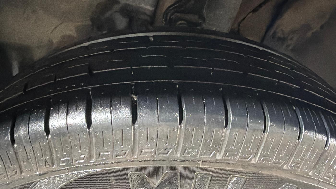 2022 Tata PUNCH ADVENTURE AMT, CNG, Automatic, 55,204 km, Left Front Tyre Tread