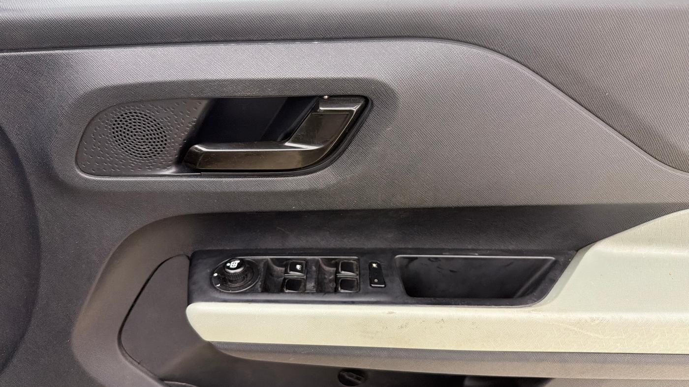 2022 Tata PUNCH ADVENTURE AMT, CNG, Automatic, 55,204 km, Driver Side Door Panels Control