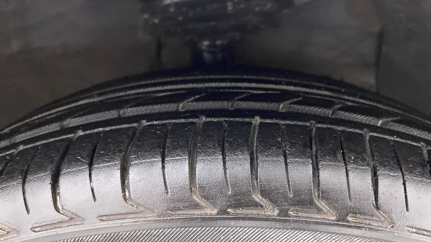 2018 Hyundai Grand i10 SPORTZ AT 1.2 KAPPA VTVT, Petrol, Automatic, 52,877 km, Right Front Tyre Tread