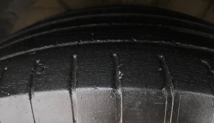 2018 Maruti Swift ZXI PLUS, CNG, Manual, 50,288 km, Left Front Tyre Tread