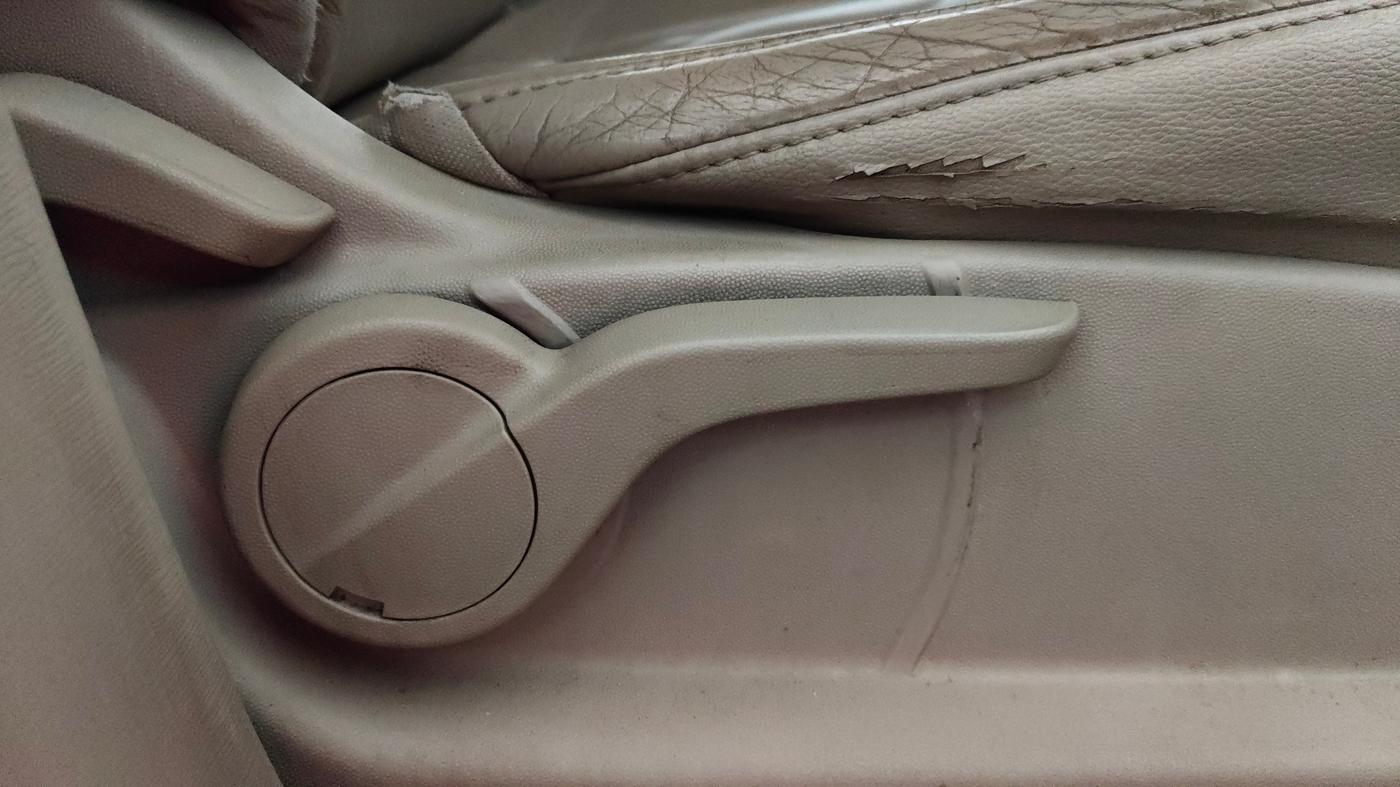 2016 Mahindra XUV500 W8 AT, Diesel, Automatic, 1,18,690 km, Driver Side Adjustment Panel