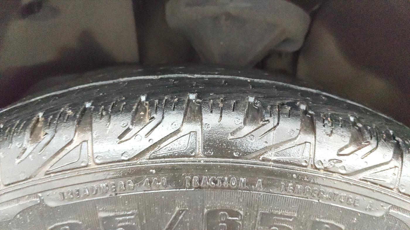 2016 Mahindra XUV500 W8 AT, Diesel, Automatic, 1,18,690 km, Left Front Tyre Tread