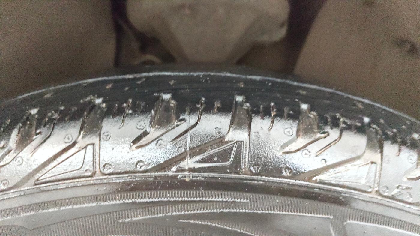 2016 Mahindra XUV500 W8 AT, Diesel, Automatic, 1,18,690 km, Right Front Tyre Tread