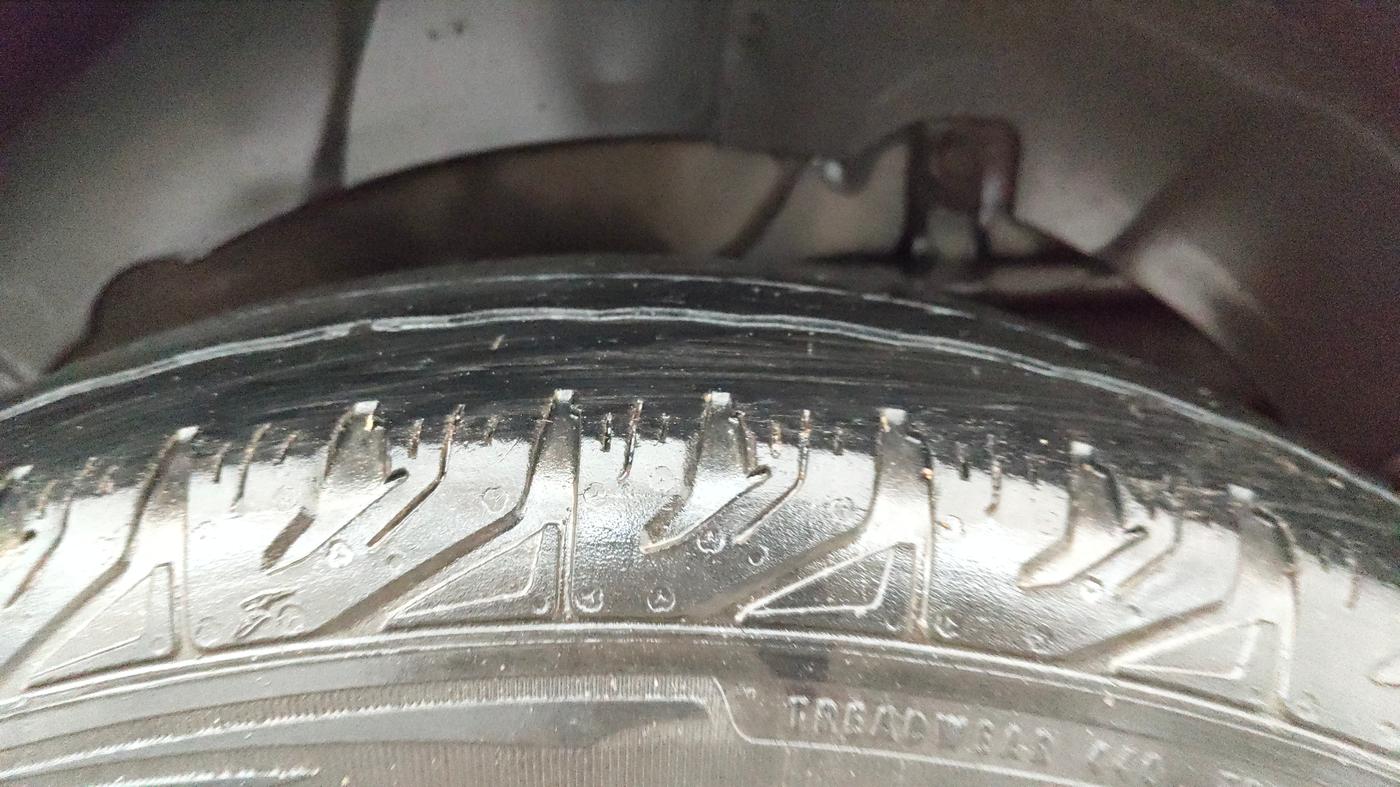 2016 Mahindra XUV500 W8 AT, Diesel, Automatic, 1,18,690 km, Left Rear Tyre Tread