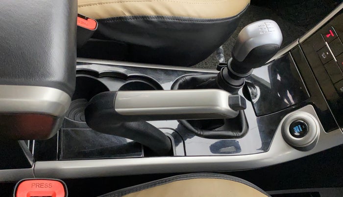 2018 Mahindra XUV500 W9, Diesel, Manual, 60,862 km, Gear Lever