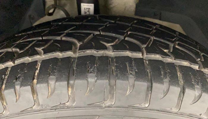 2018 Mahindra XUV500 W9, Diesel, Manual, 60,862 km, Right Front Tyre Tread