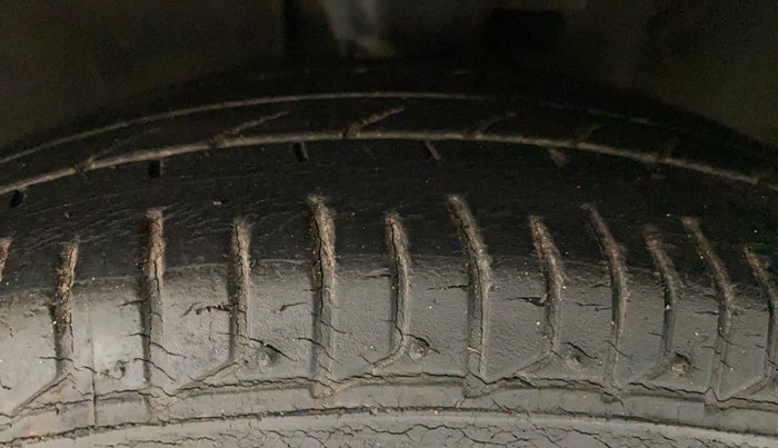 2012 Hyundai i10 MAGNA 1.1, Petrol, Manual, 30,438 km, Left Front Tyre Tread