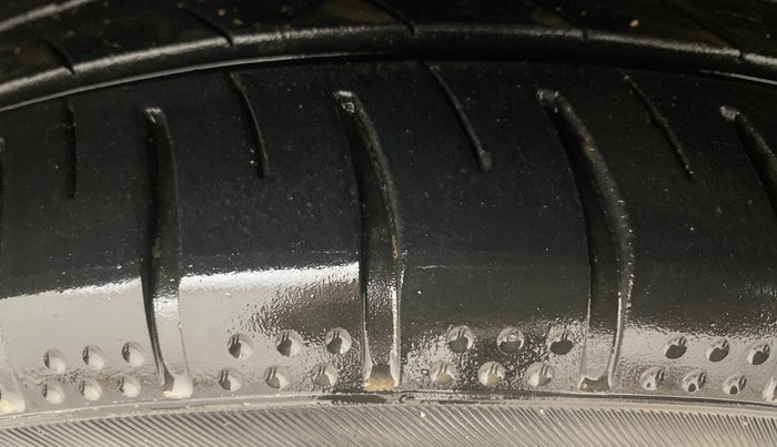 2015 Hyundai Verna FLUIDIC 1.6 CRDI S(O) 4S, Diesel, Manual, 99,327 km, Right Front Tyre Tread