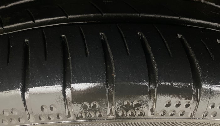 2015 Hyundai Verna FLUIDIC 1.6 CRDI S(O) 4S, Diesel, Manual, 99,327 km, Left Front Tyre Tread