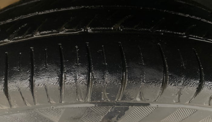 2015 Maruti Alto 800 LXI, Petrol, Manual, 99,471 km, Left Front Tyre Tread