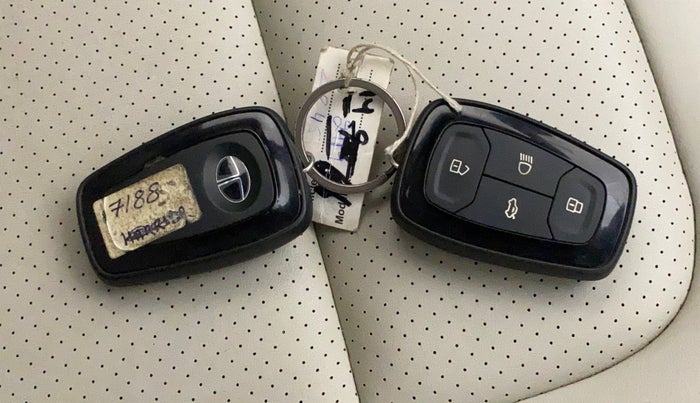 2021 Tata Safari XZA PLUS, Diesel, Automatic, 72,667 km, Key Close Up