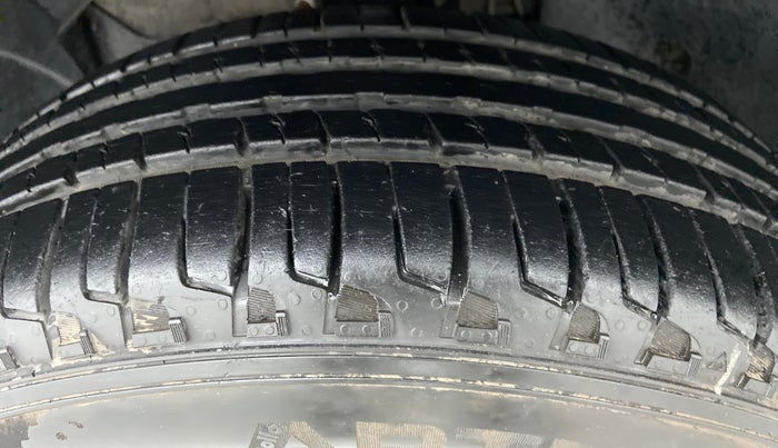 2014 Renault Duster 85 PS RXL OPT, Diesel, Manual, 85,351 km, Left Front Tyre Tread
