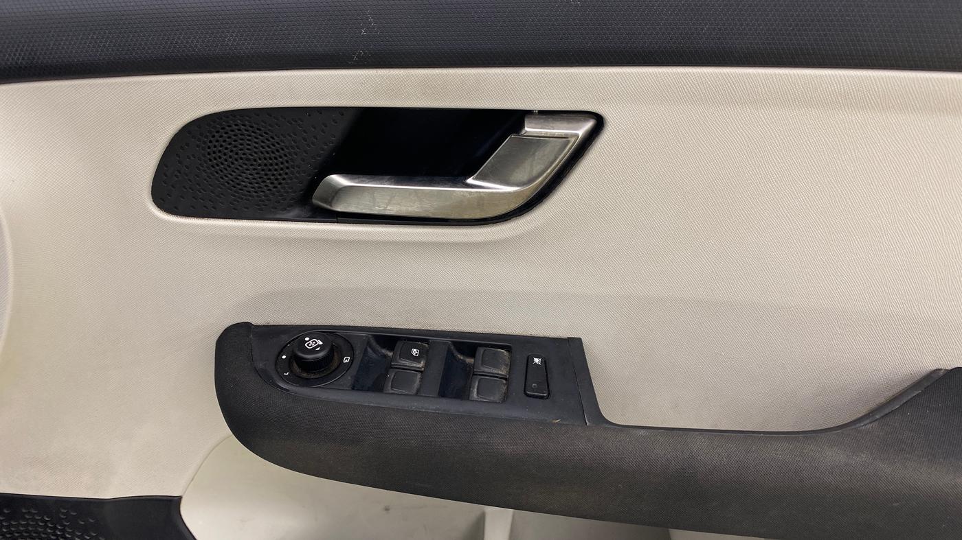 2023 Tata ALTROZ XZ (O) PETROL, Petrol, Manual, 52,627 km, Driver Side Door Panels Control