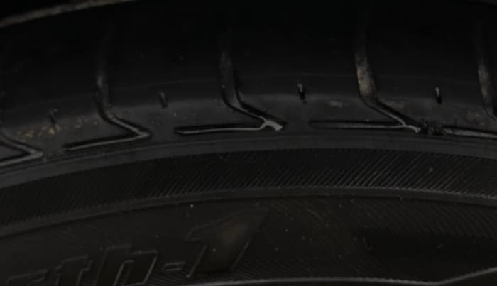 2017 Volkswagen Polo HIGHLINE1.2L, Petrol, Manual, 1,21,096 km, Left Front Tyre Tread