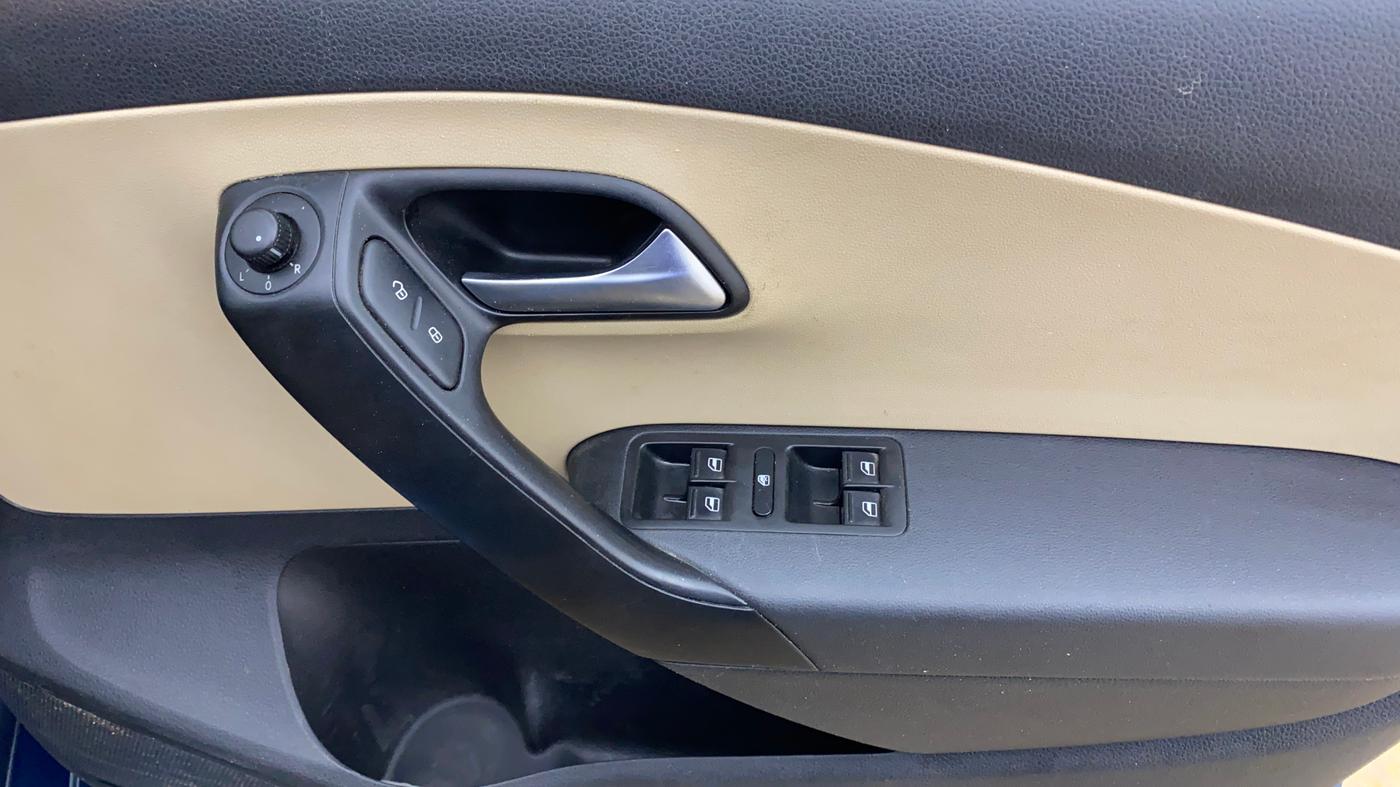 2017 Volkswagen Ameo COMFORTLINE 1.2L, Petrol, Manual, 1,22,241 km, Driver Side Door Panels Control