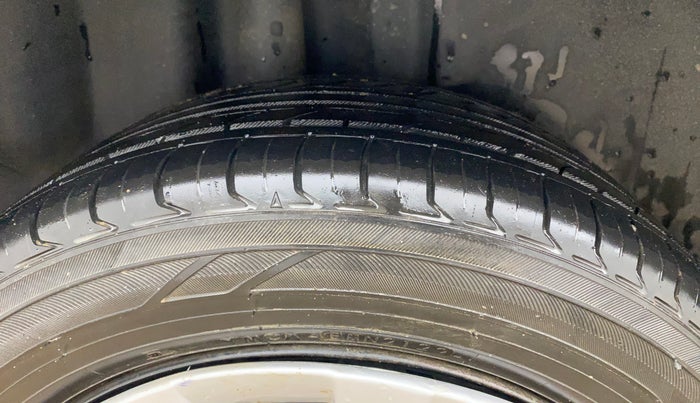 2017 Volkswagen Ameo COMFORTLINE 1.2L, Petrol, Manual, 1,22,241 km, Right Rear Tyre Tread