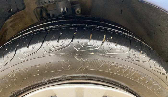 2017 Volkswagen Ameo COMFORTLINE 1.2L, Petrol, Manual, 1,22,241 km, Right Front Tyre Tread