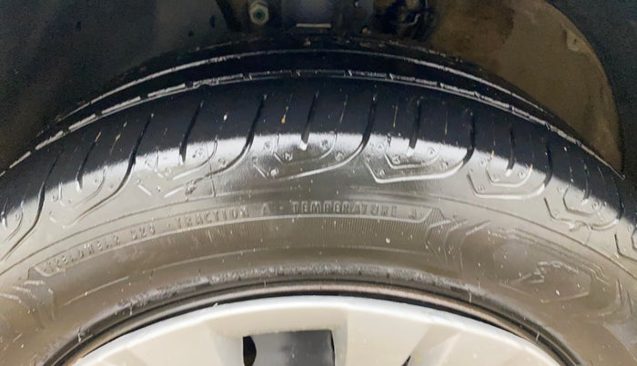 2017 Volkswagen Ameo COMFORTLINE 1.2L, Petrol, Manual, 1,22,241 km, Left Front Tyre Tread