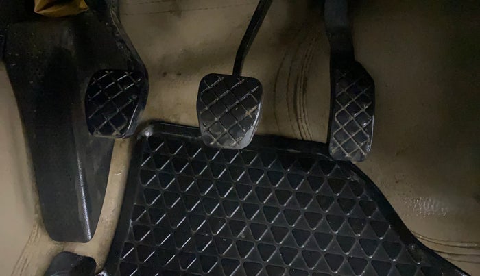 2017 Volkswagen Ameo COMFORTLINE 1.2L, Petrol, Manual, 1,22,241 km, Pedals