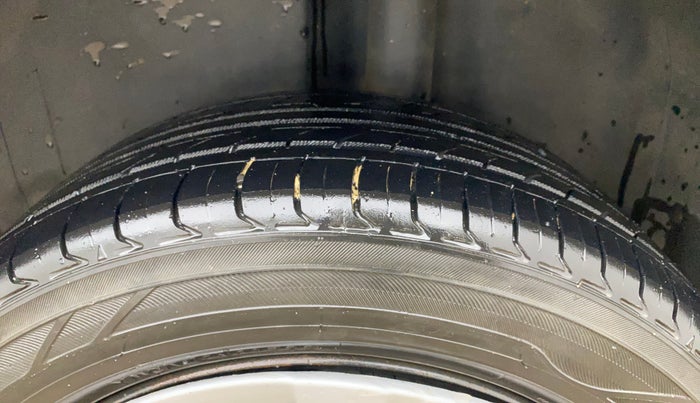 2017 Volkswagen Ameo COMFORTLINE 1.2L, Petrol, Manual, 1,22,241 km, Left Rear Tyre Tread