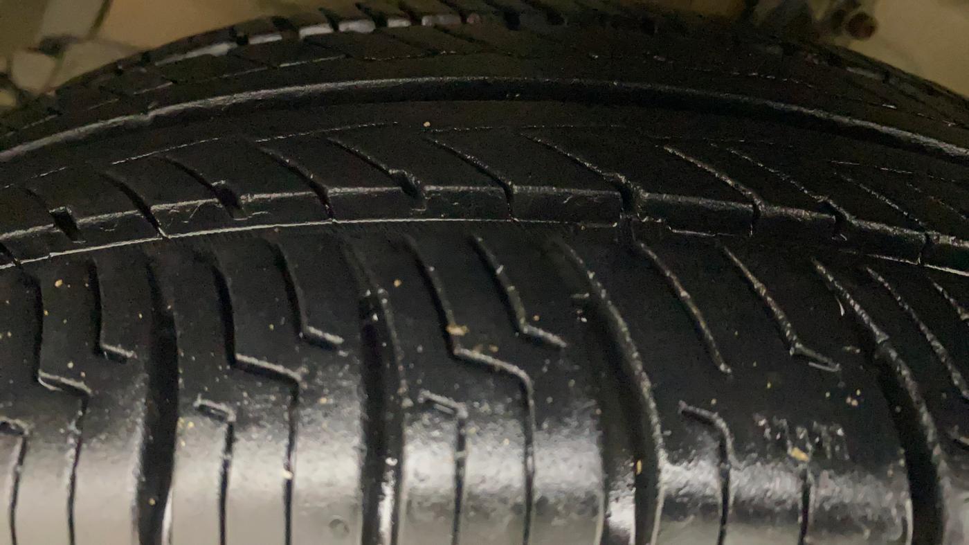 2013 Maruti Ertiga VXI, Petrol, Manual, 1,12,409 km, Left Front Tyre Tread