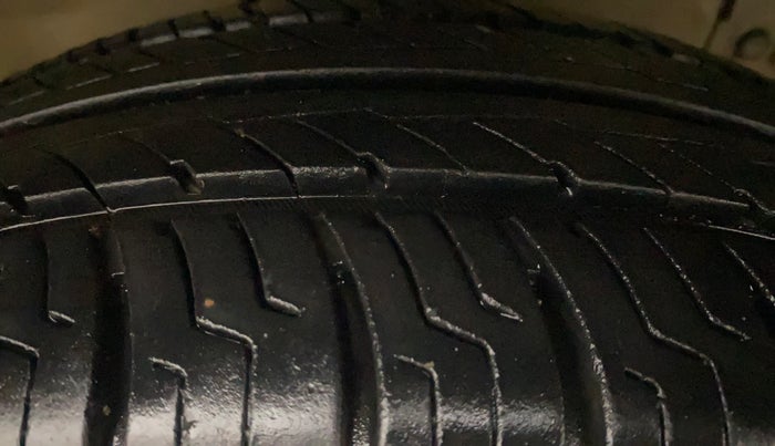2013 Maruti Ertiga VXI, Petrol, Manual, 1,12,352 km, Right Front Tyre Tread