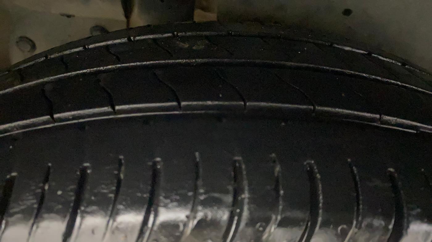 2013 Maruti Ertiga VXI, Petrol, Manual, 1,12,409 km, Right Rear Tyre Tread