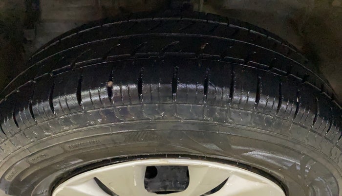 2015 Maruti Swift Dzire VXI, Petrol, Manual, 94,311 km, Left Front Tyre Tread