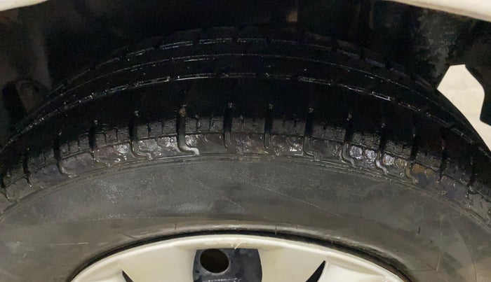 2015 Maruti Swift Dzire VXI, Petrol, Manual, 94,311 km, Left Rear Tyre Tread