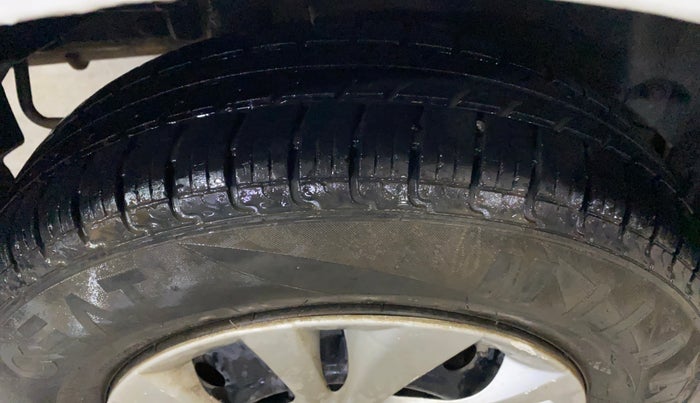 2015 Maruti Swift Dzire VXI, Petrol, Manual, 94,311 km, Right Rear Tyre Tread