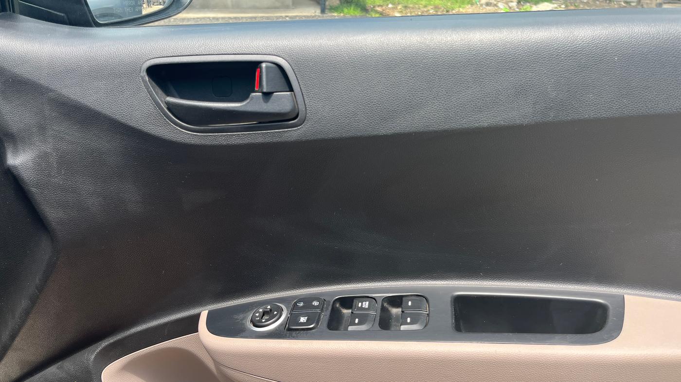 2016 Hyundai Grand i10 MAGNA AT 1.2 KAPPA VTVT, Petrol, Automatic, 20,698 km, Driver Side Door Panels Control
