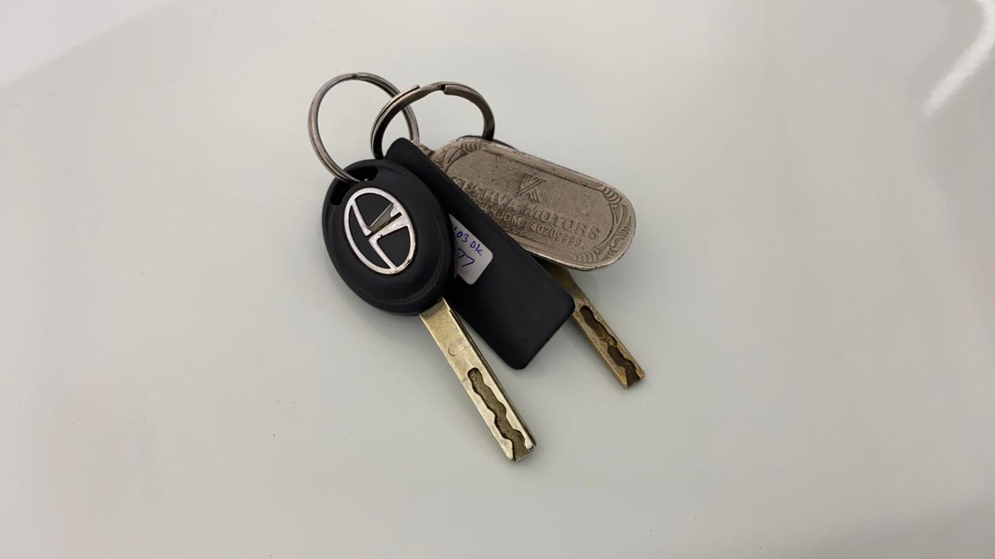 2020 Tata ALTROZ XE PETROL, Petrol, Manual, 35,843 km, Key Close Up